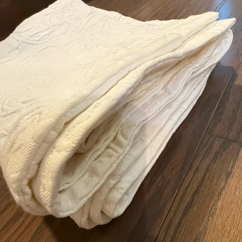 FRONTGATE 2 Matelasse White KING Pillow Shams